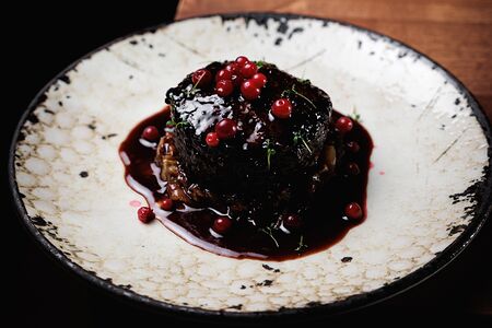 Бифштекс на подушке из тушеной капусты 