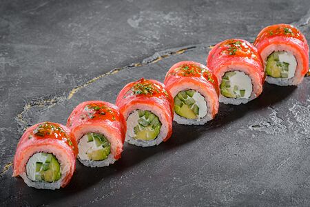 Ролл Тунец с соусом Никей