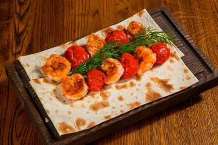 Шашлычок из тигровых креветок