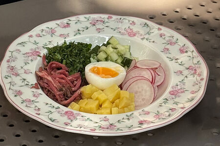 Окрошка на свекольном мацони с грецким орехом, тархуном и ростбифом