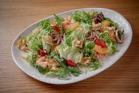 Салат с морепродуктами и лечо из сезонных овощей