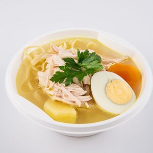 Куриный бульон с лапшой и яйцом