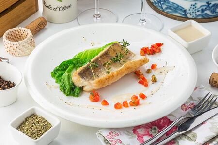 Стейк из судака с соусом из белого вина