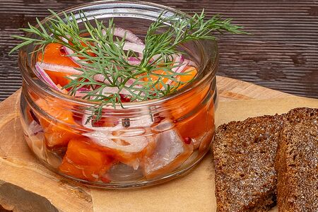 Форель малосоленая с чесночными гренками