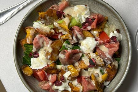 Салат с ростбифом и лисичками