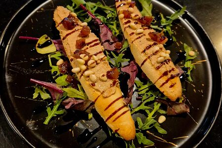 Брускетта с паштетом и карамелизированной грушей