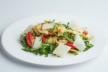Салат с артишоками, руколой, авокадо, Parmigiano Reggiano и стружкой цукини