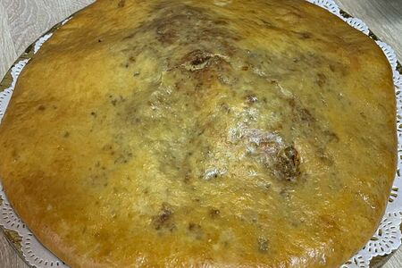 Закрытый пирог с фаршем, томатами, яйцом