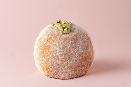 Пончик с фисташковым кремом