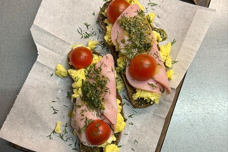 Брускетта с ветчиной