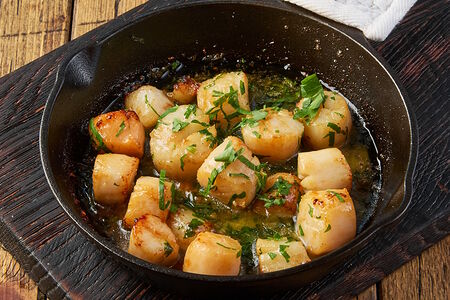 Морские гребешки с чесноком и петрушкой
