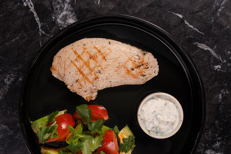 Стейк из индейки с овощным салатом