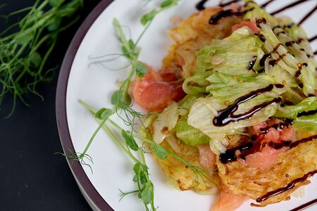 Салат с лососем и картофельным драником