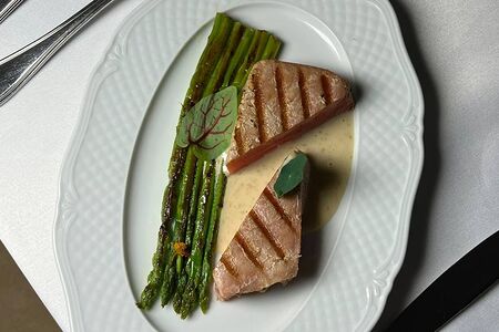 Тунец с ореховым соусом и спаржей