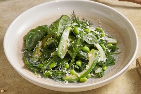 Зеленый салат с ореховым соусом