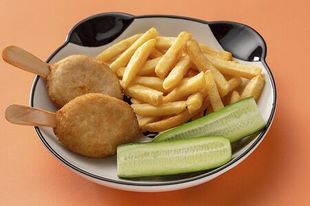 Куриное эскимо с картофелем фри