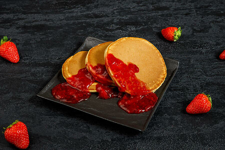 Панкейки с клубничным вареньем