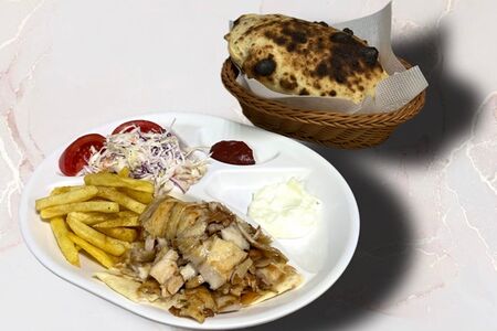 Шаурма из курицы на тарелке