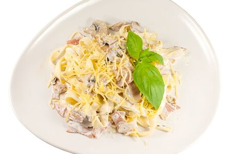 Фетучини с ветчиной и грибами