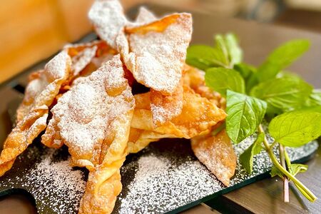 Хворост с сахарной пудрой