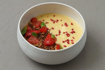 Карамелизированная гранола с манговым йогуртом 