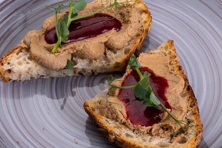 Брускетта с куриным паштетом и ягодным соусом