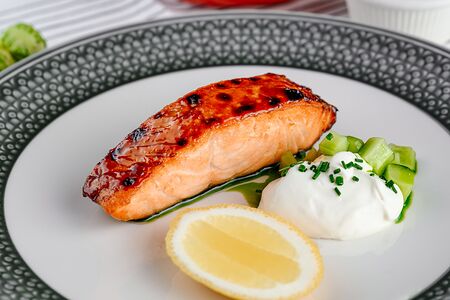 Филе лосося с соусом дзадзыки 