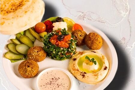 Тарелка ассорти с хумусом, фалафелем и салатом Табуле