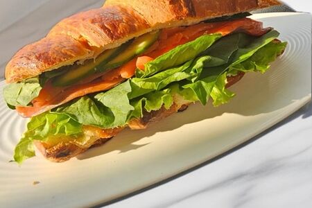 Сэндвич в круассане с лососем