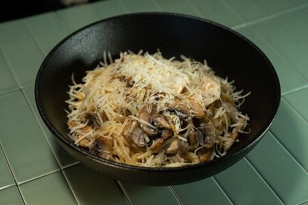 Паста с курицей и грибами