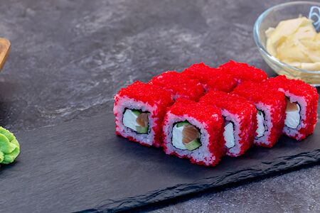 Ролл Калифорния с лососем