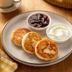 Сырники со сметаной и вишневым вареньем
