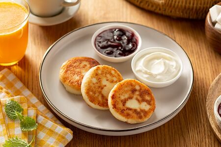 Сырники со сметаной и вишневым вареньем