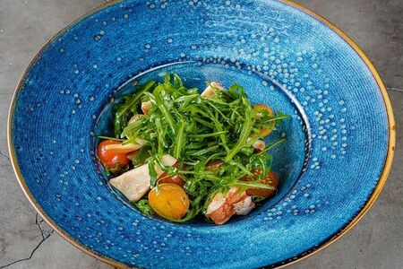 Салат с осьминогом и руколой