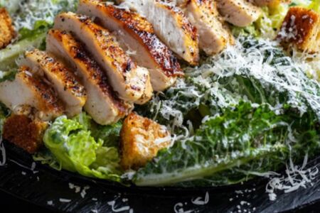  Салат  Цезарь с курицей