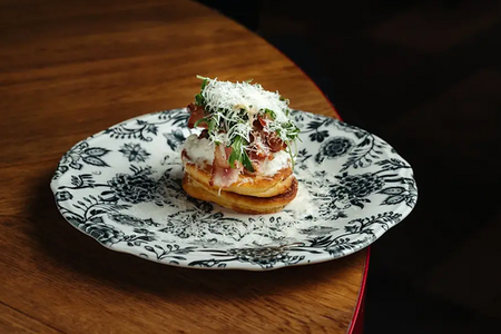 Оладьи с беконом, кленовым сиропом и страчателлой