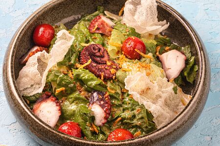 Салат с осьминогом