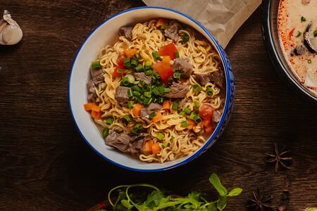 Суп с яичной лапшой на говяжьем бульоне Ми Том