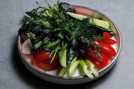 Ассорти из свежих овощей и зелени