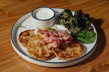 Драники с беконом и сметаной