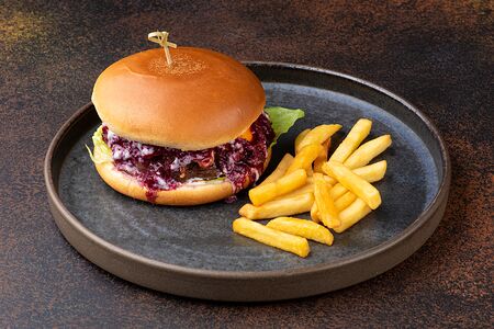 Бургер из мраморной говядины с вишнёвым блю чиз