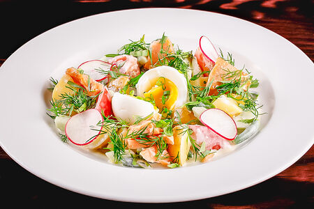 Салат с копченой форелью