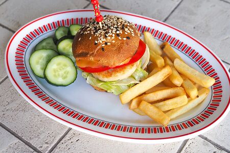 Бургер с куриной котлеткой и картофелем фри
