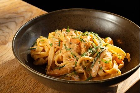 Тальятелле с креветками и цукини в пряном сливочно-томатном соусе