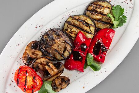 Стейк из лосося с овощами гриль 