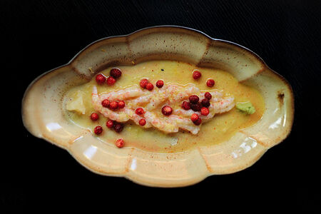 Креветка Ама-эби, юдзу-винегрет, сезонные ягоды