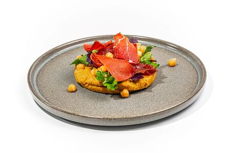 Хумус с бастурмой