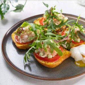 Брускетты с крабом, креветками и яйцом пашот  