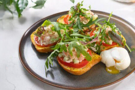 Брускетты с крабом, креветками и яйцом пашот  
