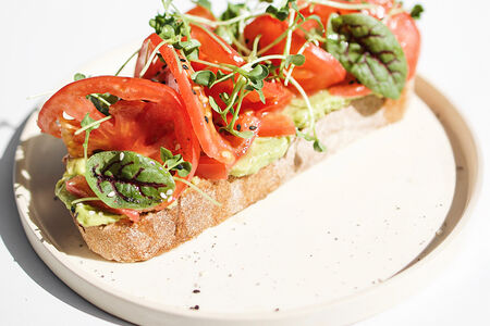 Авокадо-тост с томатом